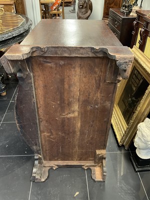Lot 1087 - A GOOD GEORGE III FIGURED MAHOGANY SERPENTINE CADDY TOP CHEST OF DRAWERS