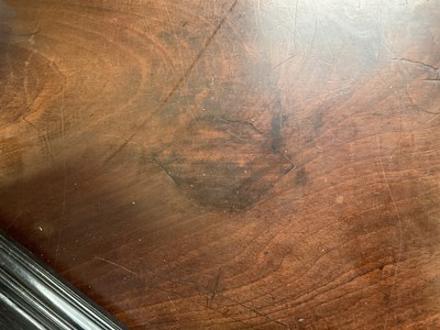 Lot 1087 - A GOOD GEORGE III FIGURED MAHOGANY SERPENTINE CADDY TOP CHEST OF DRAWERS