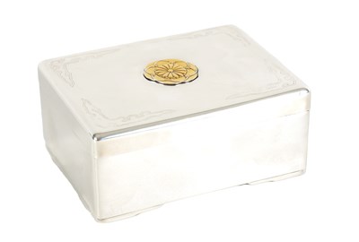 Lot 272 - A JAPANESE MEIJI PERIOD IMPERIAL SOLID SILVER PRESENTATION BOX