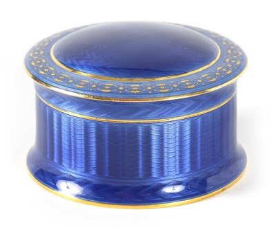 Lot 253 - A RARE EARLY 19TH CENTURY DAVID ANDERSEN SILVER GILT AND GUILLOCHE ENAMEL ROUND TABLE BOX