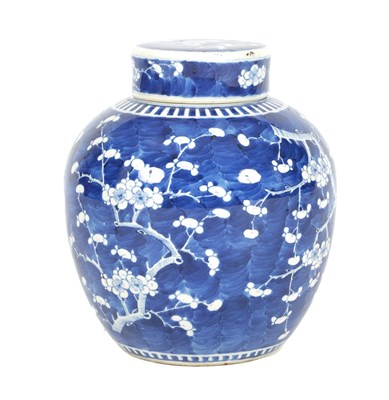 Lot 204 - A 19TH CENTURY CHINESE BLUE AND WHITE PRUNUS BLOSSOM GINGER JAR AND COVER