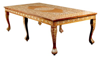 Lot 1046 - A FINE LATE 19TH/EARLY 20TH CENTURY IVORY AND EBONY INLAID HARDWOOD ANGLO INDIAN DINING ROOM TABLE AND SET OF TEN CHAIRS