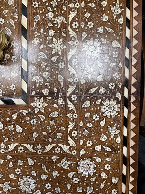 Lot 1046 - A FINE LATE 19TH/EARLY 20TH CENTURY IVORY AND EBONY INLAID HARDWOOD ANGLO INDIAN DINING ROOM TABLE AND SET OF TEN CHAIRS