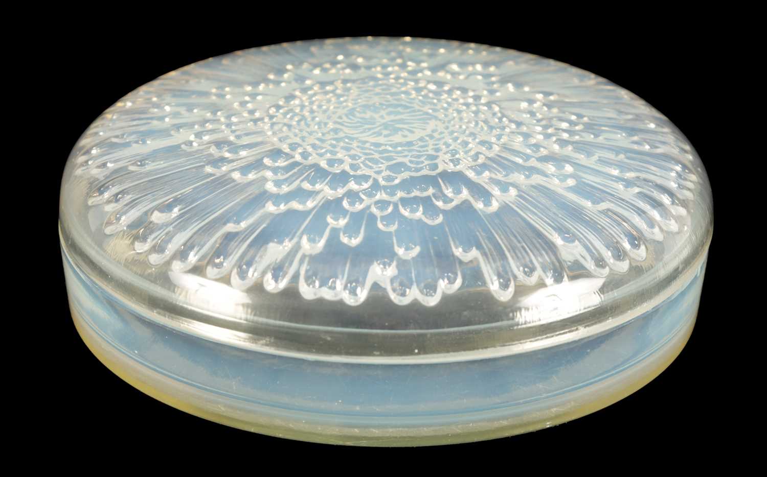 Lot 5 - A RENE LALIQUE 'TOKIO' OPALESCENT GLASS LIDDED POWDER BOX