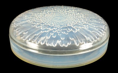Lot 5 - A RENE LALIQUE 'TOKIO' OPALESCENT GLASS LIDDED POWDER BOX