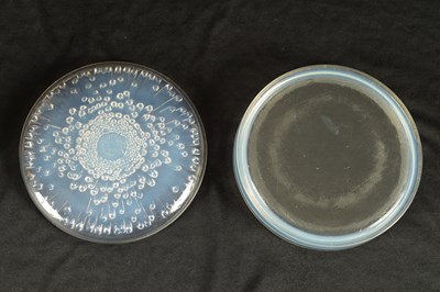 Lot 5 - A RENE LALIQUE 'TOKIO' OPALESCENT GLASS LIDDED POWDER BOX