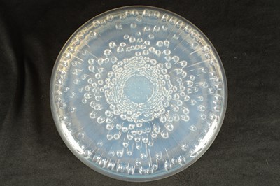 Lot 5 - A RENE LALIQUE 'TOKIO' OPALESCENT GLASS LIDDED POWDER BOX