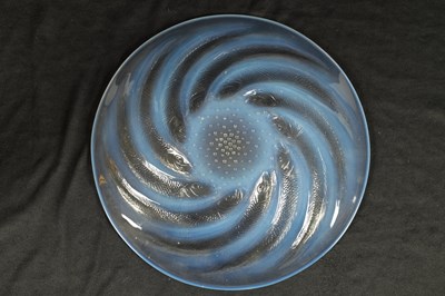 Lot 15 - AN R LALIQUE, ‘POISSONS’ OPALESCENT GLASS COUPE PLATE