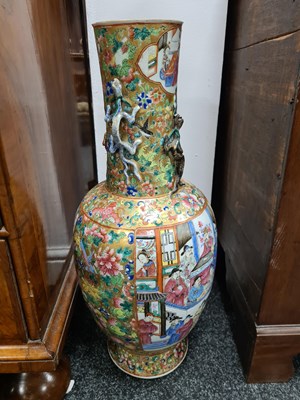 Lot 164 - A LARGE 19TH CENTURY CHINESE FAMILLE ROSE PORCELAIN VASE