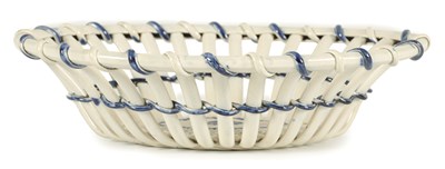 Lot 80 - AN 18TH CENTURY PEARLWARE BLUE AND WHITE OVAL LATTICEWORK BASKET