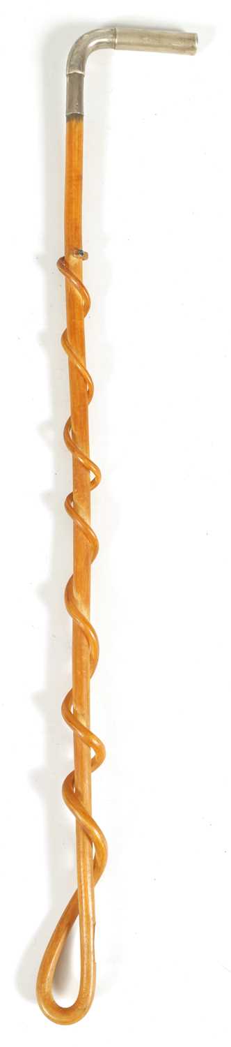 Lot 671 - AN EARLY 20TH CENTURY CONTINENTAL SILVER MOUNTED RHINOCEROS HORN STICK MODELLED AS A RIDING WHIP