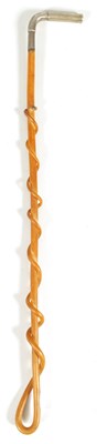 Lot 458 - AN EARLY 20TH CENTURY CONTINENTAL SILVER MOUNTED RHINOCEROS HORN STICK MODELLED AS A RIDING WHIP