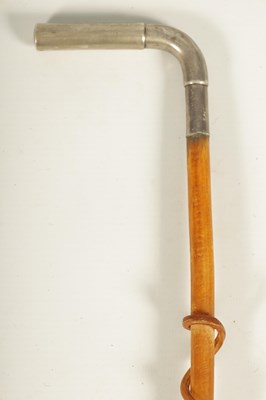 Lot 671 - AN EARLY 20TH CENTURY CONTINENTAL SILVER MOUNTED RHINOCEROS HORN STICK MODELLED AS A RIDING WHIP