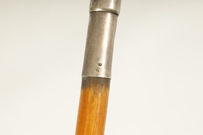 Lot 671 - AN EARLY 20TH CENTURY CONTINENTAL SILVER MOUNTED RHINOCEROS HORN STICK MODELLED AS A RIDING WHIP