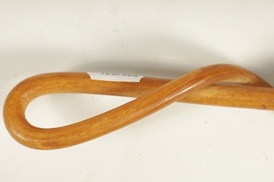Lot 671 - AN EARLY 20TH CENTURY CONTINENTAL SILVER MOUNTED RHINOCEROS HORN STICK MODELLED AS A RIDING WHIP