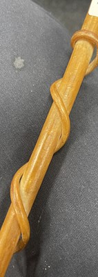 Lot 671 - AN EARLY 20TH CENTURY CONTINENTAL SILVER MOUNTED RHINOCEROS HORN STICK MODELLED AS A RIDING WHIP