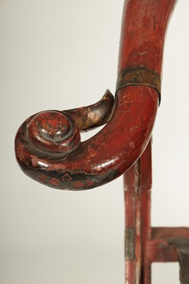 Lot 188 - AN 18TH/19TH CENTURY JAPANESE RED LACQUER WORK AND ENGRAVED BRASS MOUNTED HORSESHOE BACK FOLDING HUNTING CHAIR