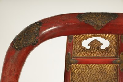 Lot 188 - AN 18TH/19TH CENTURY JAPANESE RED LACQUER WORK AND ENGRAVED BRASS MOUNTED HORSESHOE BACK FOLDING HUNTING CHAIR