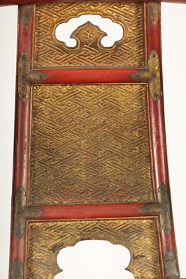 Lot 188 - AN 18TH/19TH CENTURY JAPANESE RED LACQUER WORK AND ENGRAVED BRASS MOUNTED HORSESHOE BACK FOLDING HUNTING CHAIR