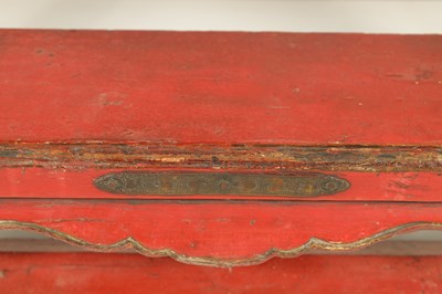 Lot 188 - AN 18TH/19TH CENTURY JAPANESE RED LACQUER WORK AND ENGRAVED BRASS MOUNTED HORSESHOE BACK FOLDING HUNTING CHAIR