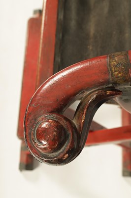 Lot 188 - AN 18TH/19TH CENTURY JAPANESE RED LACQUER WORK AND ENGRAVED BRASS MOUNTED HORSESHOE BACK FOLDING HUNTING CHAIR