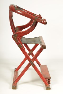 Lot 188 - AN 18TH/19TH CENTURY JAPANESE RED LACQUER WORK AND ENGRAVED BRASS MOUNTED HORSESHOE BACK FOLDING HUNTING CHAIR