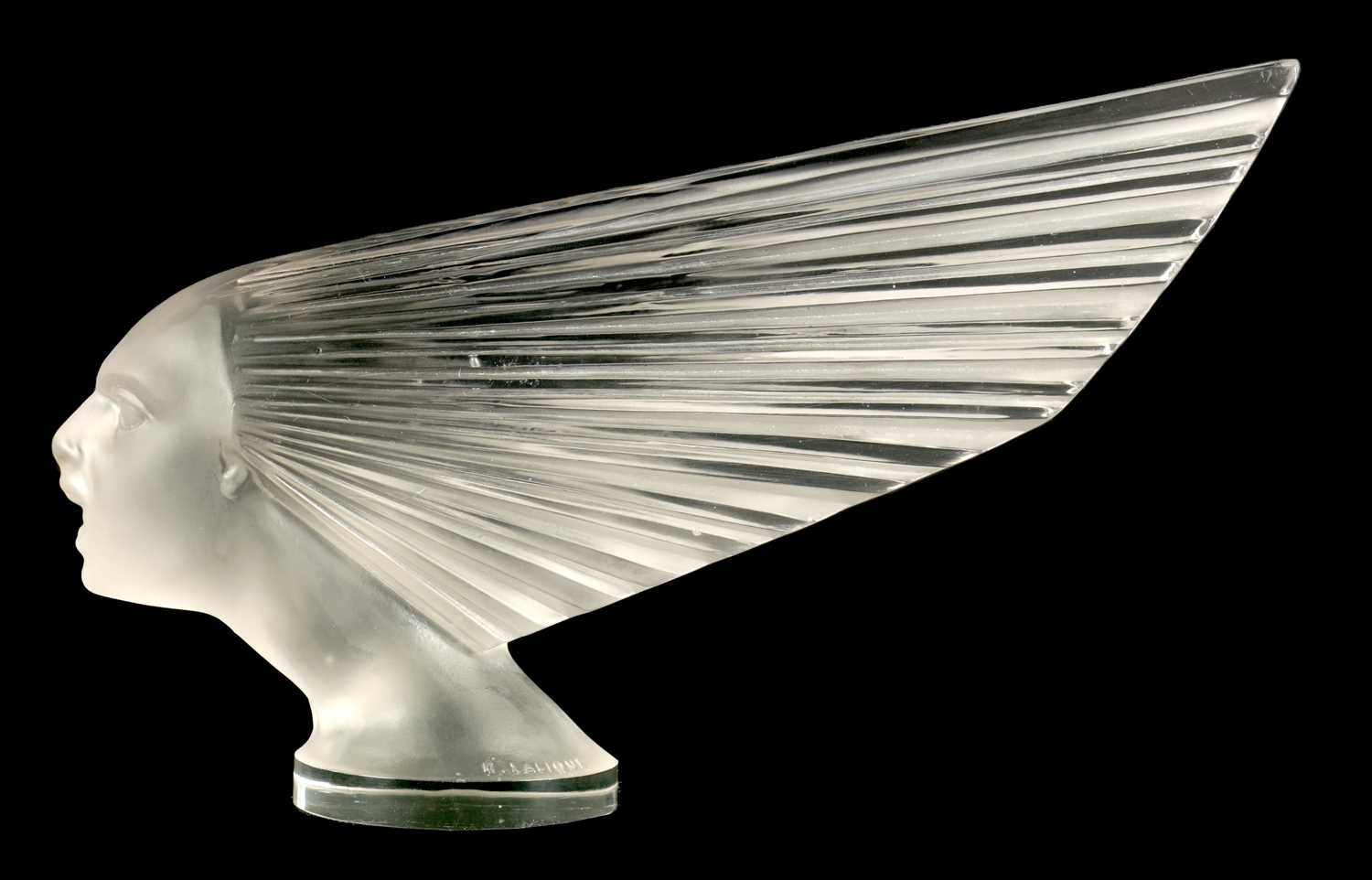 Lot 8 - A FINE FRENCH RENE LALIQUE 'VICTOIRE' GLASS CAR MASCOT