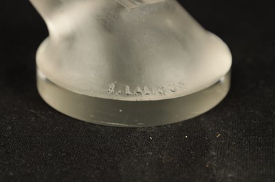 Lot 8 - A FINE FRENCH RENE LALIQUE 'VICTOIRE' GLASS CAR MASCOT