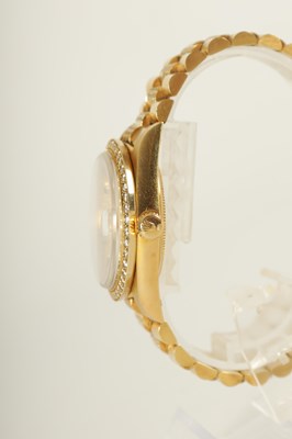 Lot 335 - A GENTLEMAN’S 18CT GOLD DIAMOND AND SAPPHIRE ROLEX PRESIDENT DAY/DATE WRISTWATCH
