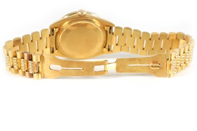 Lot 335 - A GENTLEMAN’S 18CT GOLD DIAMOND AND SAPPHIRE ROLEX PRESIDENT DAY/DATE WRISTWATCH