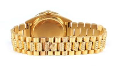 Lot 335 - A GENTLEMAN’S 18CT GOLD DIAMOND AND SAPPHIRE ROLEX PRESIDENT DAY/DATE WRISTWATCH