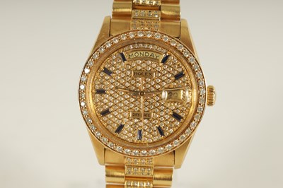 Lot 335 - A GENTLEMAN’S 18CT GOLD DIAMOND AND SAPPHIRE ROLEX PRESIDENT DAY/DATE WRISTWATCH