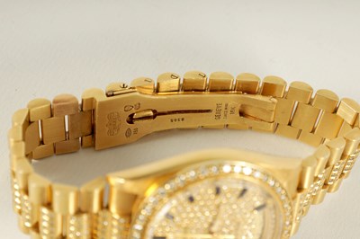 Lot 335 - A GENTLEMAN’S 18CT GOLD DIAMOND AND SAPPHIRE ROLEX PRESIDENT DAY/DATE WRISTWATCH
