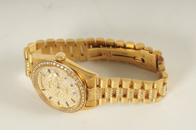 Lot 335 - A GENTLEMAN’S 18CT GOLD DIAMOND AND SAPPHIRE ROLEX PRESIDENT DAY/DATE WRISTWATCH