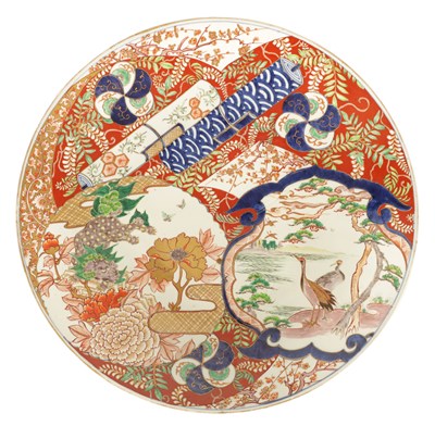 Lot 198 - A LARGE JAPANESE MEIJI PERIOD PORCELAIN IMARI CHARGER
