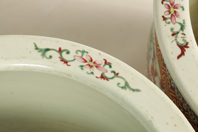 Lot 274 - A GOOD PAIR OF 19TH CENTURY CHINESE FAMILLE ROSE PORCELAIN JARDINIÈRES