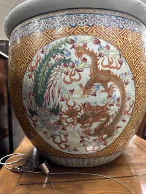 Lot 274 - A GOOD PAIR OF 19TH CENTURY CHINESE FAMILLE ROSE PORCELAIN JARDINIÈRES