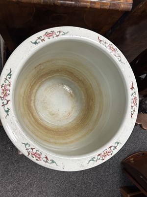 Lot 274 - A GOOD PAIR OF 19TH CENTURY CHINESE FAMILLE ROSE PORCELAIN JARDINIÈRES