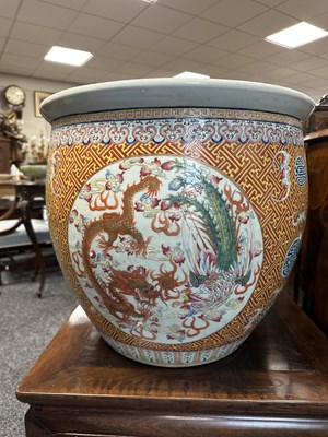 Lot 274 - A GOOD PAIR OF 19TH CENTURY CHINESE FAMILLE ROSE PORCELAIN JARDINIÈRES