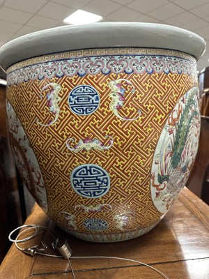 Lot 274 - A GOOD PAIR OF 19TH CENTURY CHINESE FAMILLE ROSE PORCELAIN JARDINIÈRES