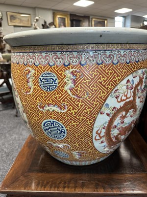 Lot 274 - A GOOD PAIR OF 19TH CENTURY CHINESE FAMILLE ROSE PORCELAIN JARDINIÈRES