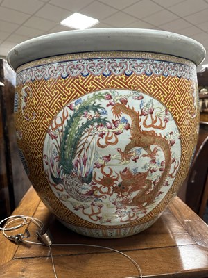 Lot 274 - A GOOD PAIR OF 19TH CENTURY CHINESE FAMILLE ROSE PORCELAIN JARDINIÈRES