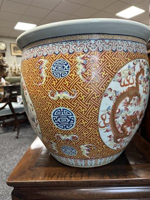 Lot 274 - A GOOD PAIR OF 19TH CENTURY CHINESE FAMILLE ROSE PORCELAIN JARDINIÈRES