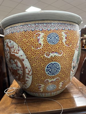 Lot 274 - A GOOD PAIR OF 19TH CENTURY CHINESE FAMILLE ROSE PORCELAIN JARDINIÈRES