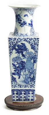 Lot 116 - A GOOD 18TH/19TH CENTURY CHINESE BLUE AND WHITE PORCELAIN SQUARE TAPERING VASE