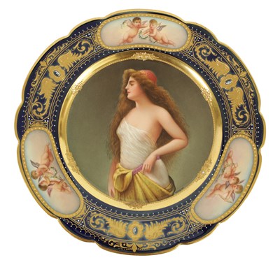 Lot 85 - A LATE 19TH CENTURY VIENNA PORCELAIN SCALLOP EDGE CIRCULAR FOOTED COMPOTE