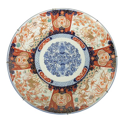 Lot 150 - A LARGE MEIJI PERIOD JAPANESE IMARI PORCELAIN CHARGER