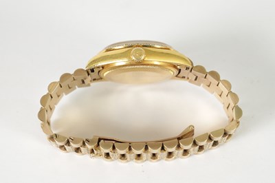 Lot 483 - A GENTLEMAN’S 18CT GOLD DIAMOND AND SAPPHIRE ROLEX PRESIDENT DAY/DATE WRISTWATCH