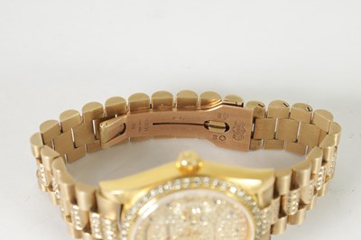 Lot 483 - A GENTLEMAN’S 18CT GOLD DIAMOND AND SAPPHIRE ROLEX PRESIDENT DAY/DATE WRISTWATCH