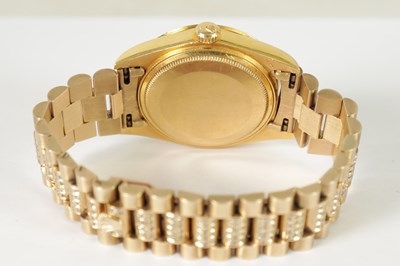 Lot 483 - A GENTLEMAN’S 18CT GOLD DIAMOND AND SAPPHIRE ROLEX PRESIDENT DAY/DATE WRISTWATCH